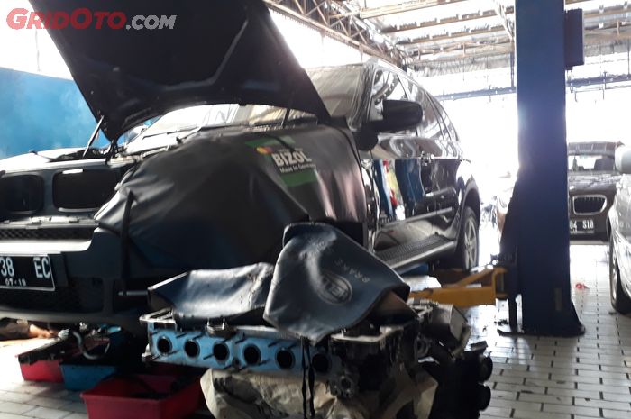 BMW X5 yang sedang dilakukan perbaikan di Anugrah Motor BMW