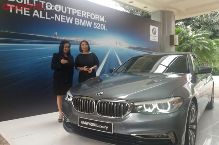 Jodie Otania (kanan) selaku Vice President Corporate Communications BMW Group Indonesia dan Karen Lim (kiri) selaku President Director BMW Group Indonesia dalam peluncuran All-New BMW 520i produksi lokal di Jakarta (18/01/2018)