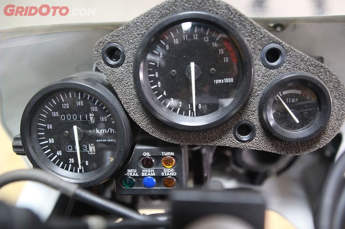 Panel instrumen Honda CBR400RR masih analog tapi lengkap banget!