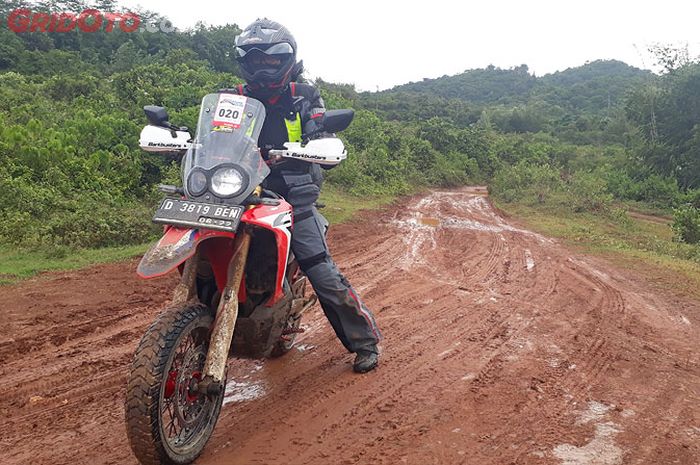 CRF250L Rally supermoto bisa taklukan medan lumpur