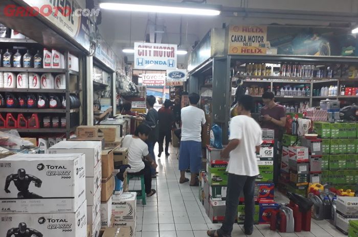 Keramaian penjual aki dan oli di Pusat Onderdil Duta Mas Fatmawati, Jakarta Selatan
