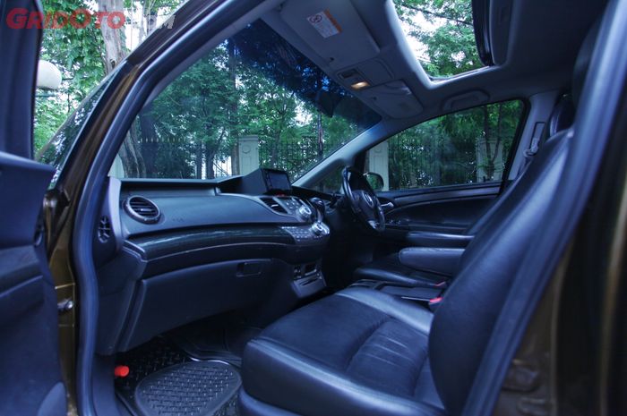 interior Honda Odyssey lengkap dengan headunit Pioneer dan sunroof