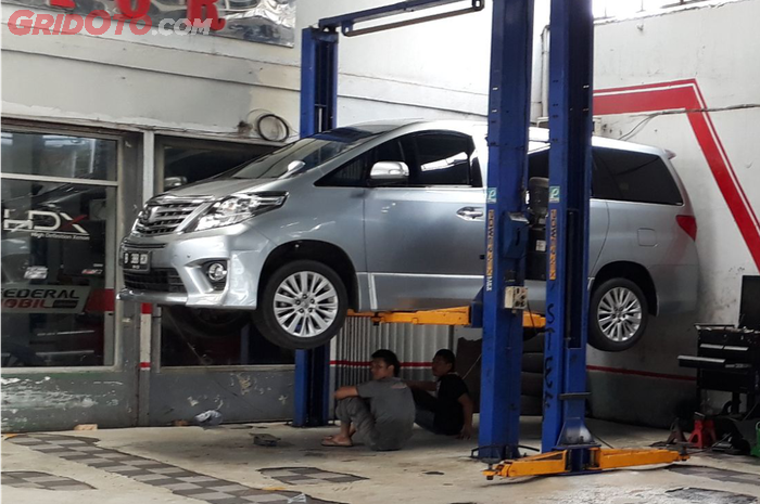 Toyota Alphard Yang Sedang Diperbaiki di Bengkel Tri Star Motor 