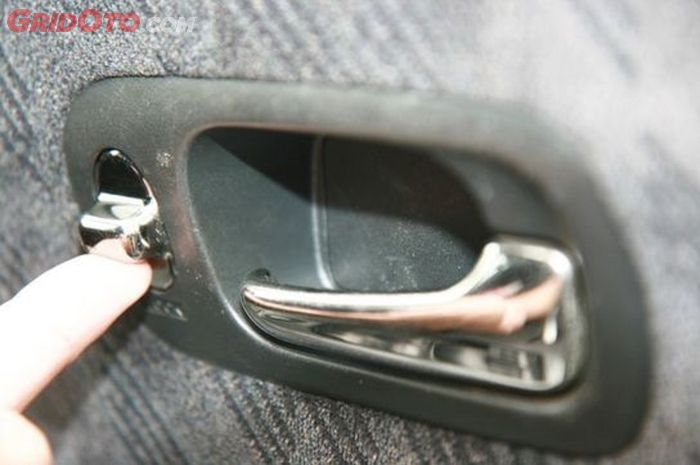 Ilustrasi Tombol central lock Honda CR-V