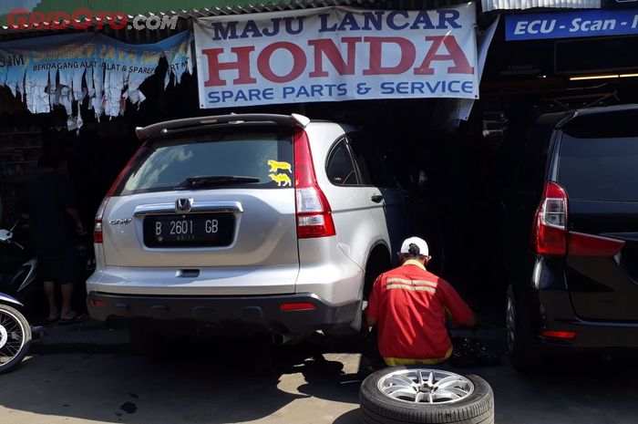 Honda CR-V 2007 yang alami kerusakan pada kaki-kaki sedang diperiksa di bengkel spesialis Honda, Maju Lancar, Pasar Mobil Kemayoran, Jakarta Pusat