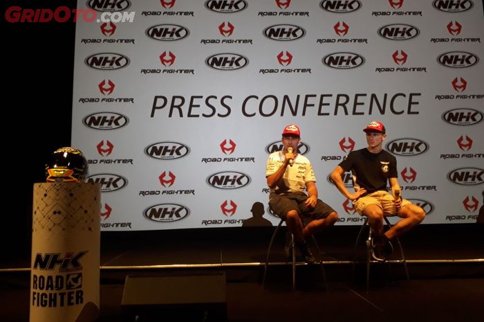 Karel Abraham dan Jules Danilo dalam konferensi pers NHK