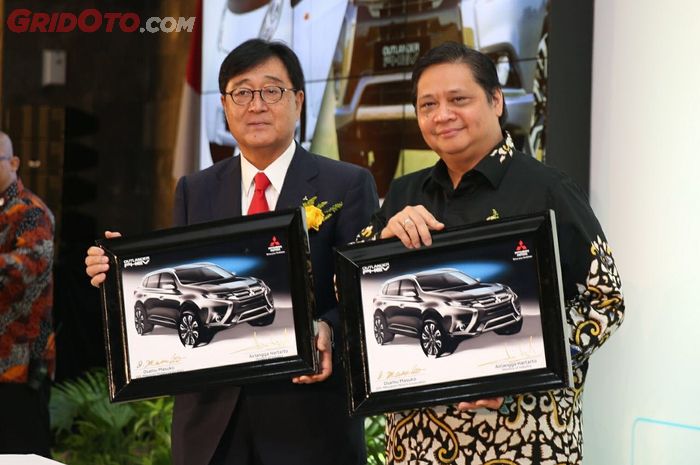 CEO Mitsubishi Motors Osamu Masuko (kiri) dan Menteri Perindustrian Airlangga Hartarto
