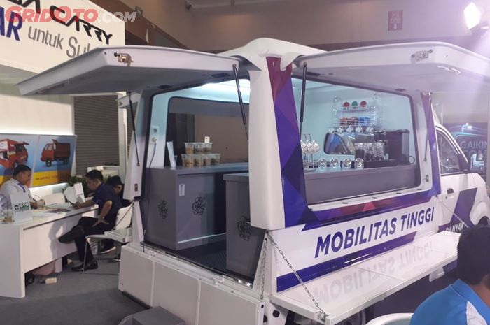 Tampak samping APV Pikap yang dimodif menjadi coffe shop