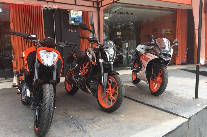 Display motor di bagian depan dealer KTM Kebon Jeruk