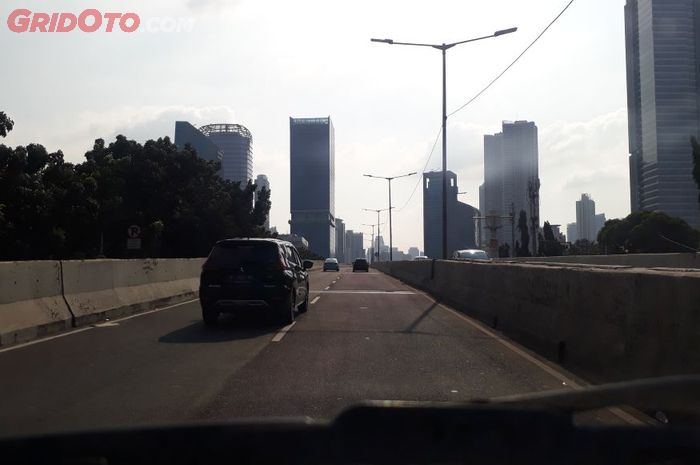 Kondisi Jalan Layang Non Tol (JLNT) Casablanca - Tanah Abang yang lengang 