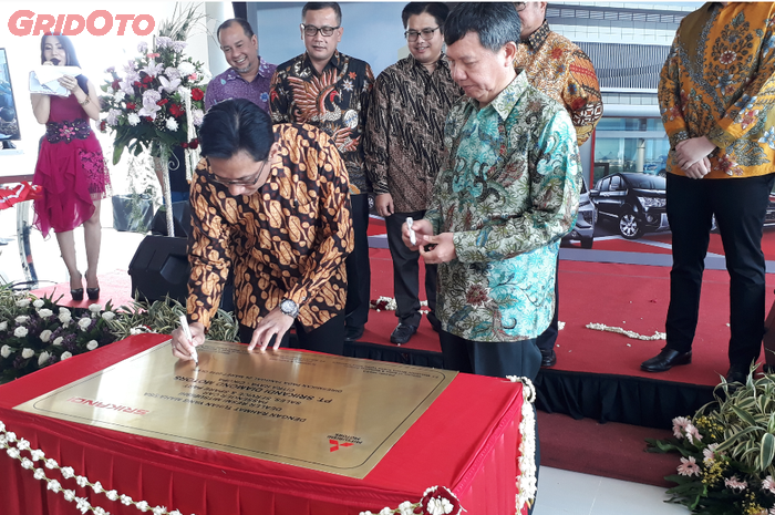 Irwan kuncoro, Director of Sales &amp; Marketing Division PT MMKSI saat meresmikan dealer Mitsubishi Srikandi Diamond Motors Cikupa.