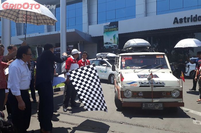 Yoshihiro Nakata, President Director TAM, melepas Toyota Kijang Buaya dalam Touring Indonesia-Timor Leste