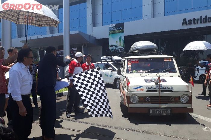 Yoshihiro Nakata, President Director TAM, melepas Toyota Kijang Buaya dalam Touring Indonesia-Timor Leste