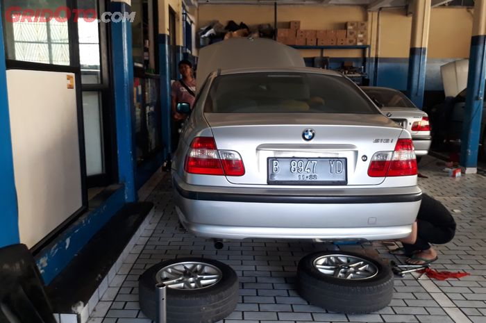 BMW 318i yang sedang diperbaiki di bengkel spesialis BMW Anugrah Motor