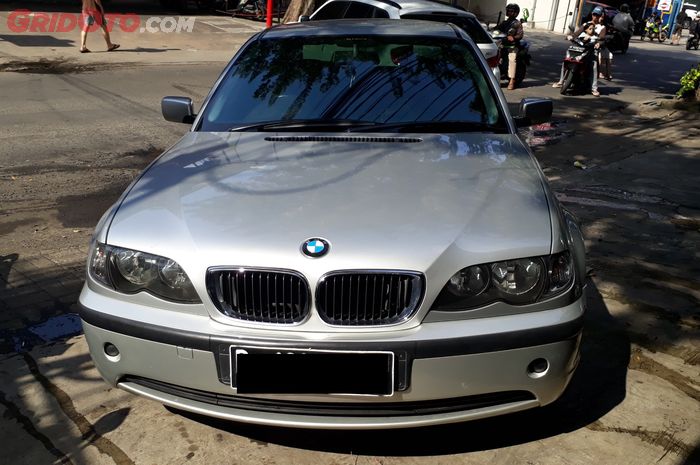 BMW E46 yang terparkir di Anugrah Motor, bengkel spesialis BMW