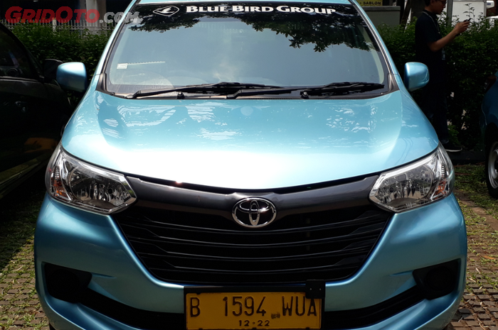 Taksi Konvensional LMPV di salah satu pool milik Blue Bird