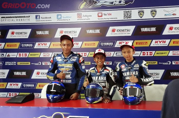 Aldy (Tengah) berhasil menjadi pemenang Yamaha Sunday Race 2018 di kelas Idemitsu Junior Pro