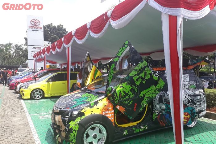 Mobil Toyota modifikasi berjajar dalam kontes mobil paling keren di Kopdar Gabungan Auto2000