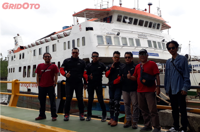 Rider beserta tim MAXI YAMAHA Tour de Indonesia sampai di Pelabuhan Kariangau