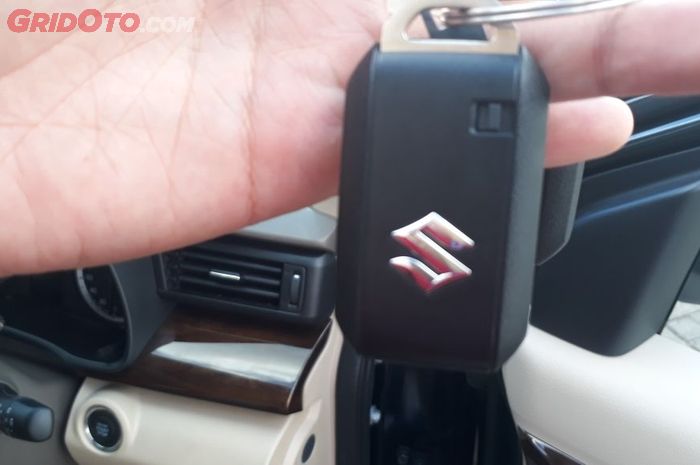 Di All New Ertiga tipe GX sudah disematkannya fitur keyless, sehingga cukup kantongkan saja kunci un