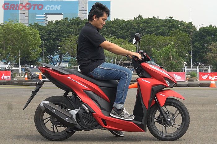 Posisi setang lebih rendah membuat riding position All New Vario 2018 sporty