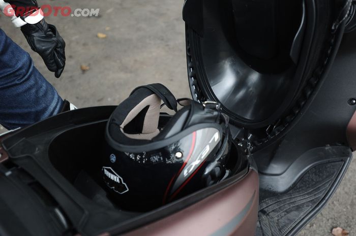Bagasi di bawah jok Yamaha Lexi enggak terlalu besar, helm masih bisa masuk tapi khusus yang ukurannya tak terlalu besar