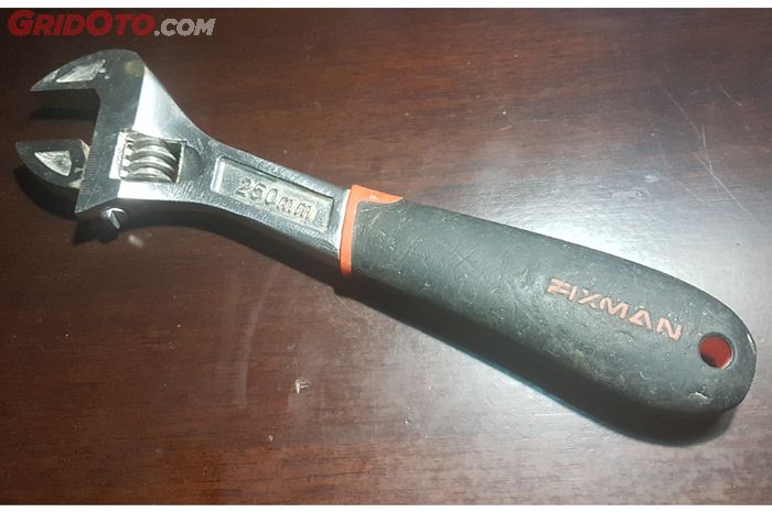 Ilustrasi kunci inggris atau adjustable wrench