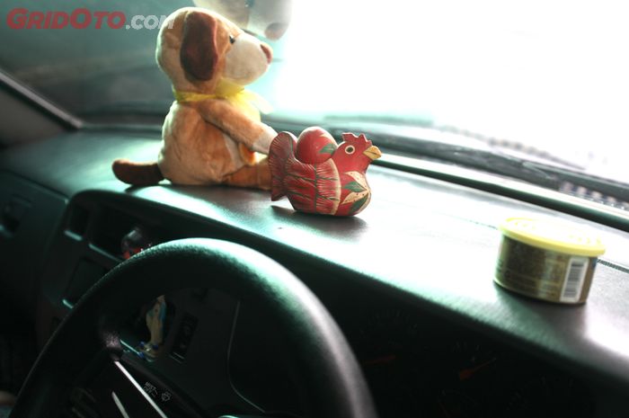 Menaruh boneka dan mainan di dashboard