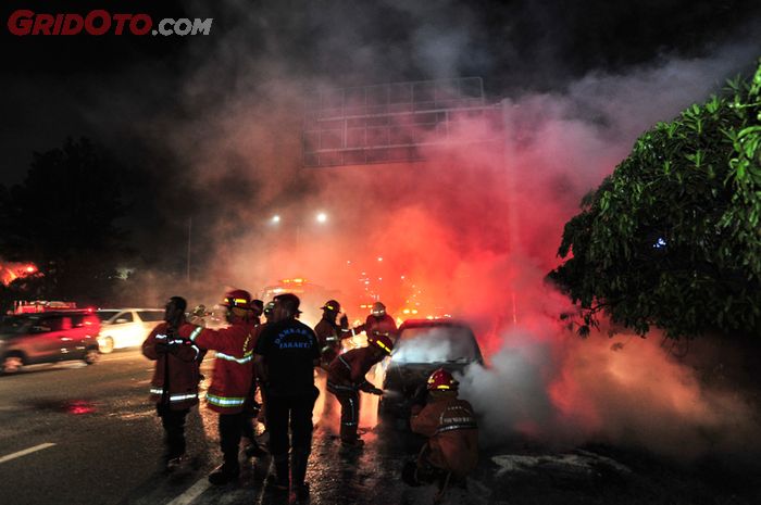 Ilustrasi mobil terbakar di jalan