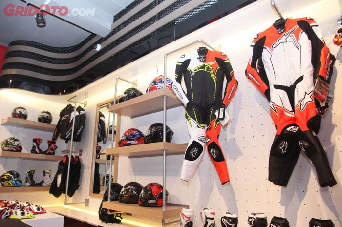 Apparel premium yang dijual di gerai DeRide seperti helm Nolan, X-lite, dan Grex. Serta road apparel