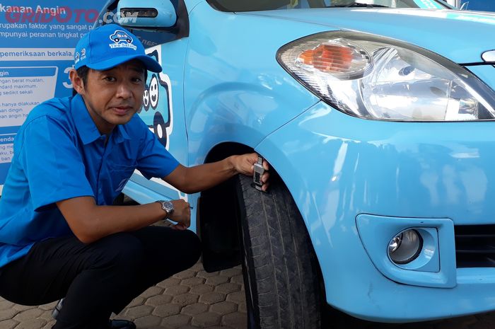 Yuichi Asaoka, Sales &amp; Marketing Director PT Bridgestone Tire Indonesia saat berada di stand Tire Safety Campaign di rest area KM 57 tol Jakarta-Cikampek
