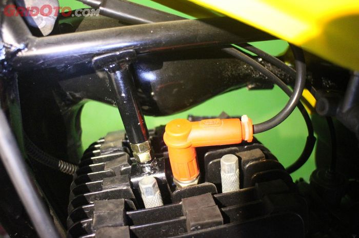Ilustrasi baut stud bolt di head silinder mesin motor 2-tak