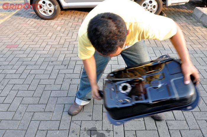 Ilustrasi Kuras tangki bahan bakar mobil bekas diesel