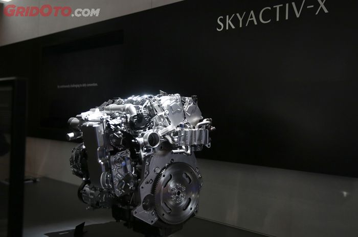 Mesin Mazda Skyactiv-X saat diperkenalkan di Tokyo Motor Show 2017