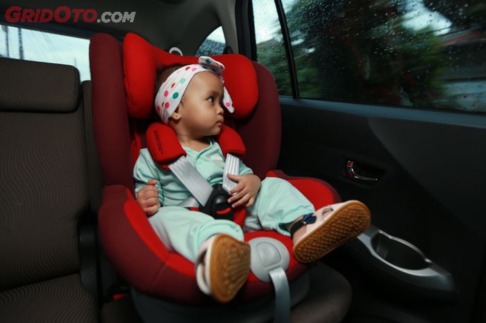 Ilustrasi pemasangan child seat di mobil