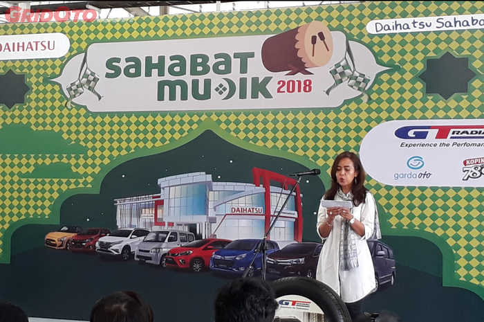 Elvina Afny, CSVC Division Head PT ADM saat memberi sambutan di acara seremonial Daihatsu Sahabat Mudik 2018.
