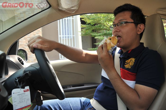 Ilustrasi pengemudi makan di mobil