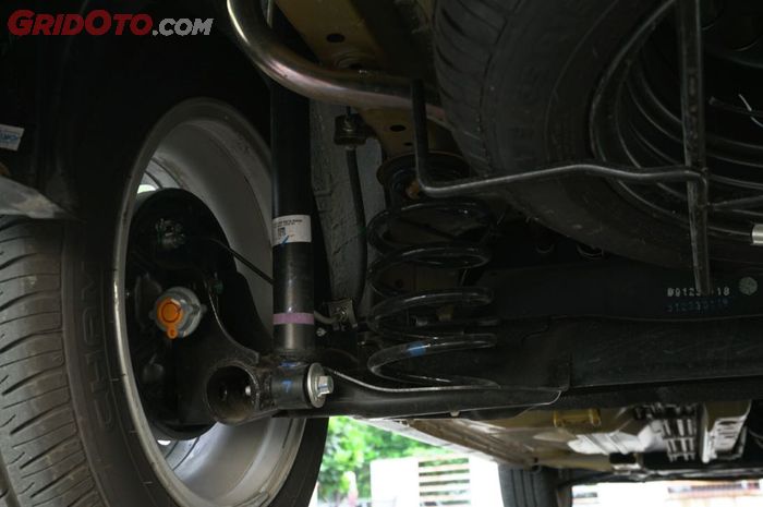 Set suspensi Datsun Cross yang rigid menangkal gejala limbung yang dapat timbul dari ground clearanc