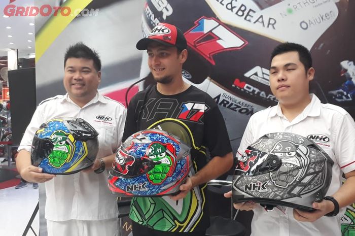 Bersama Karel Abraham saat luncurkan helm NHK replika yang ia kenakan di ajang balap MotoGP