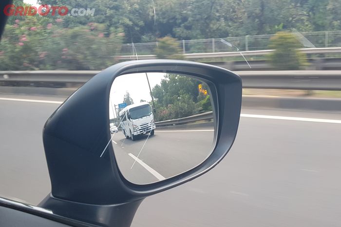 Ilustrasi. Pengaturan kaca spion untuk meminimalisir blind spot