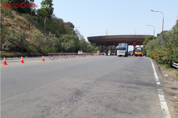 Kondisi di Gerbang Tol Merak pada Selasa (19/6) pukul 11.00 WIB terpantau lancar