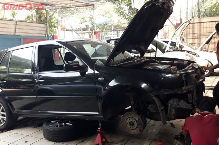 VW Polo yang sedang diperbaiki di bengkel Quatro, Jakarta Selatan