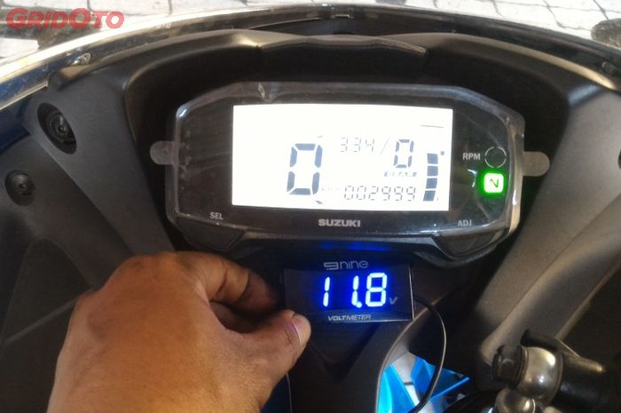 Pemasangan voltmeter memudahkan saat pantau tegangan aki