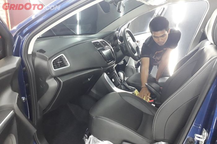 Ilustrasi membersihkan interior mobil