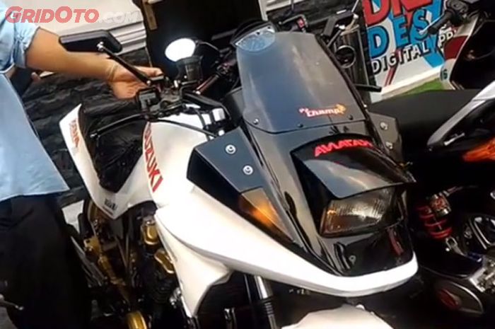 Lampu depan Suzuki GSX750 Katana, bisa dibuka tutup