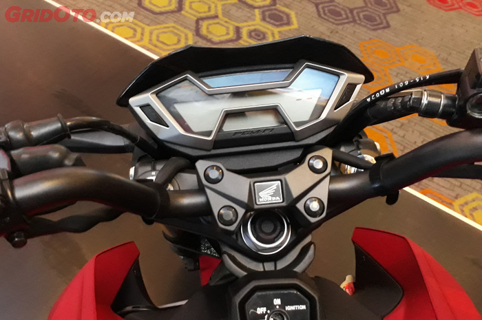 Speedometer New Honda CB150R StreetFire sudah menggunakan panel indikator digital