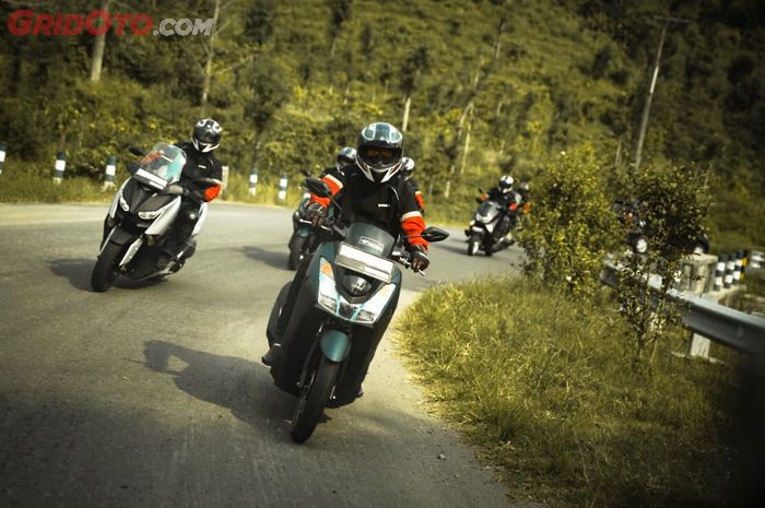 Ilustrasi motor matic menanjak