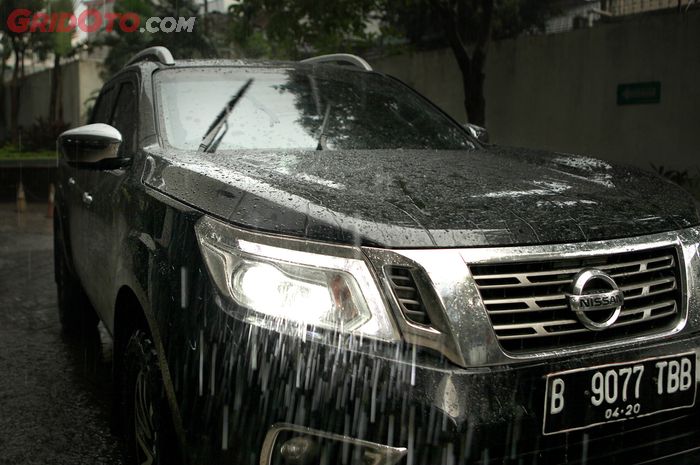Ilustrasi mobil yang terkena hujan