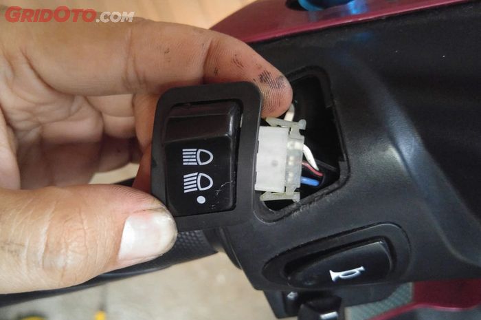 Saklar On/Off terpasang pada soket bawaan Honda BeAT