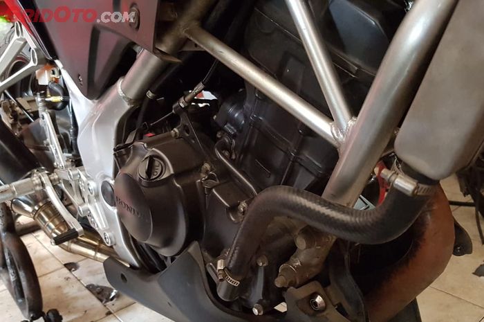 Ilustrasi mesin Honda CBR250R